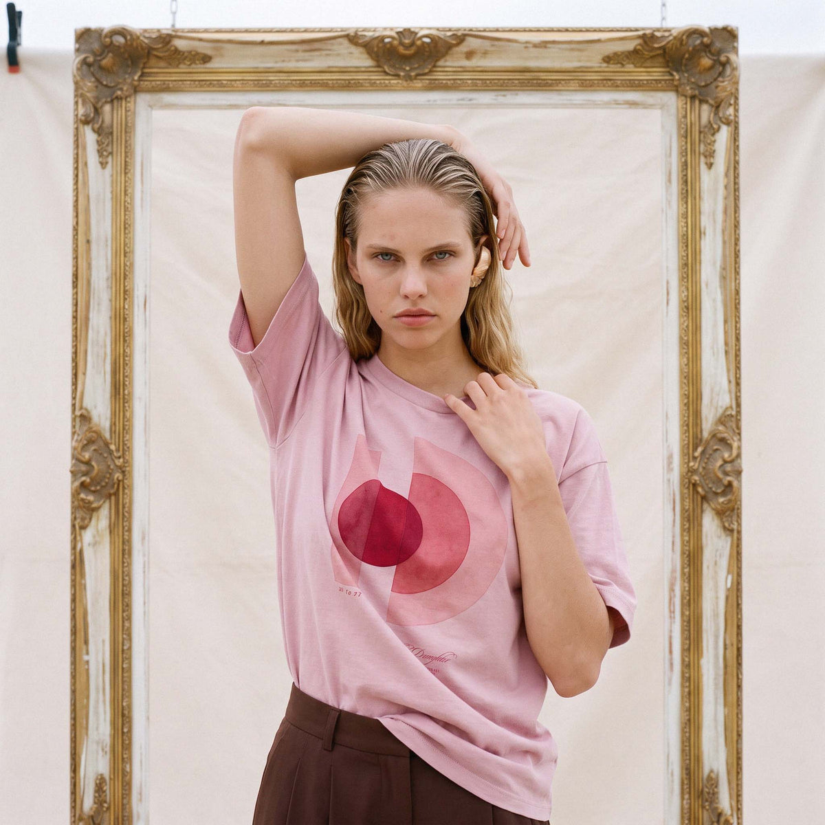 The boxy body and wide shoulder line of the AYLA organic cotton tee in vintage blush – Oldest Daughter